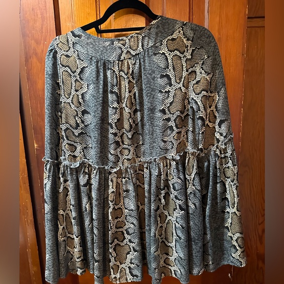 BUDDY LOVE - snake skin flowy top - Picture 2 of 5